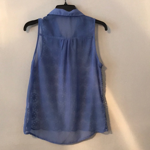 Sleeveless Collared Top - Picture 4 of 4